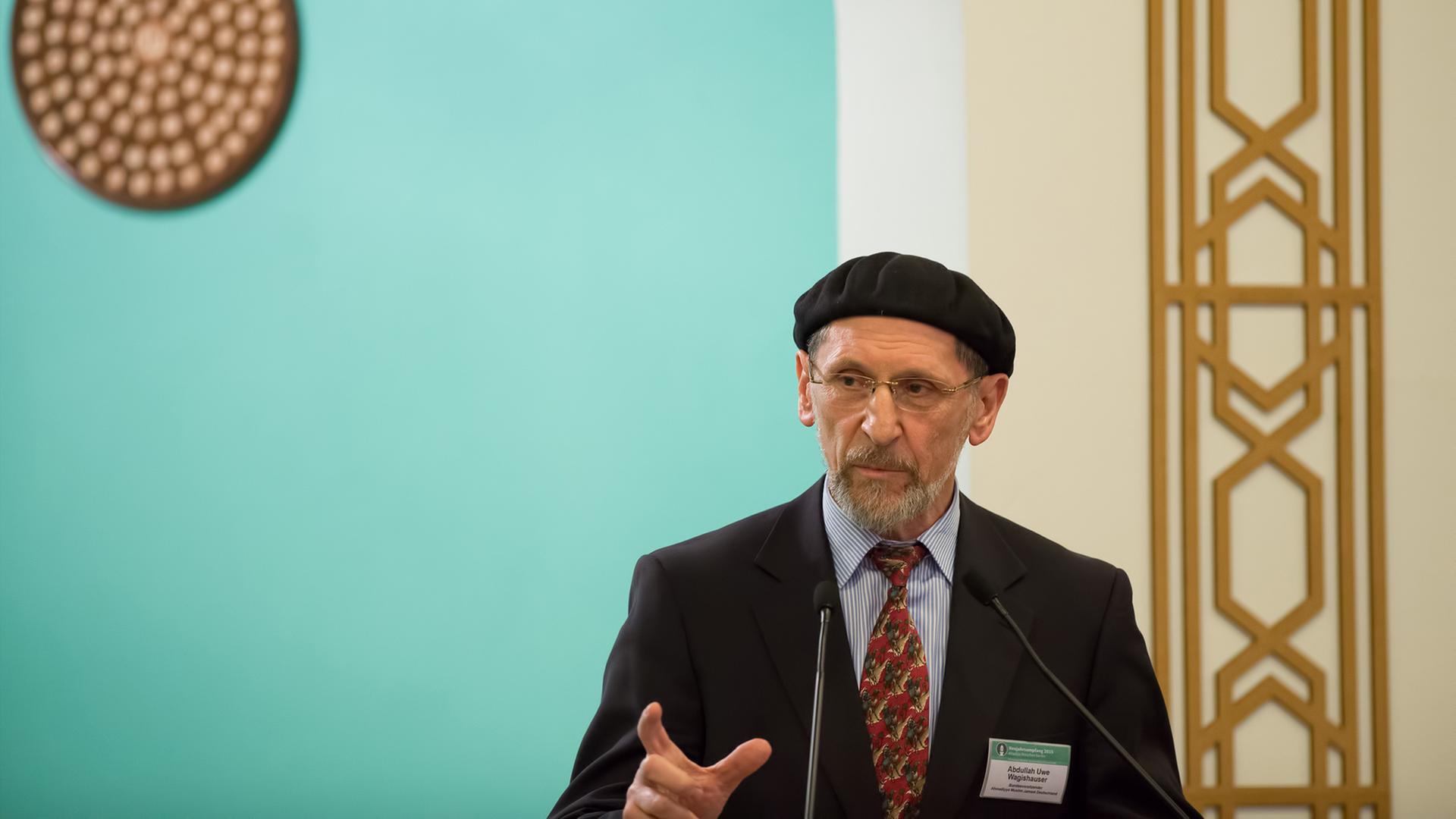 Der Bundesvorsitzende der Ahmadiyya Muslim Jamaat Deutschland, Amir Abdullah Uwe Wagishauser, spricht während des Neujahrsempfangs in der Khadija Moschee in Berlin. Der Bundesvorsitzende der Ahmadiyya Muslim Jamaat Deutschland, Amir Abdullah Uwe Wagishauser, spricht während des Neujahrsempfangs in der Khadija Moschee in Berlin.