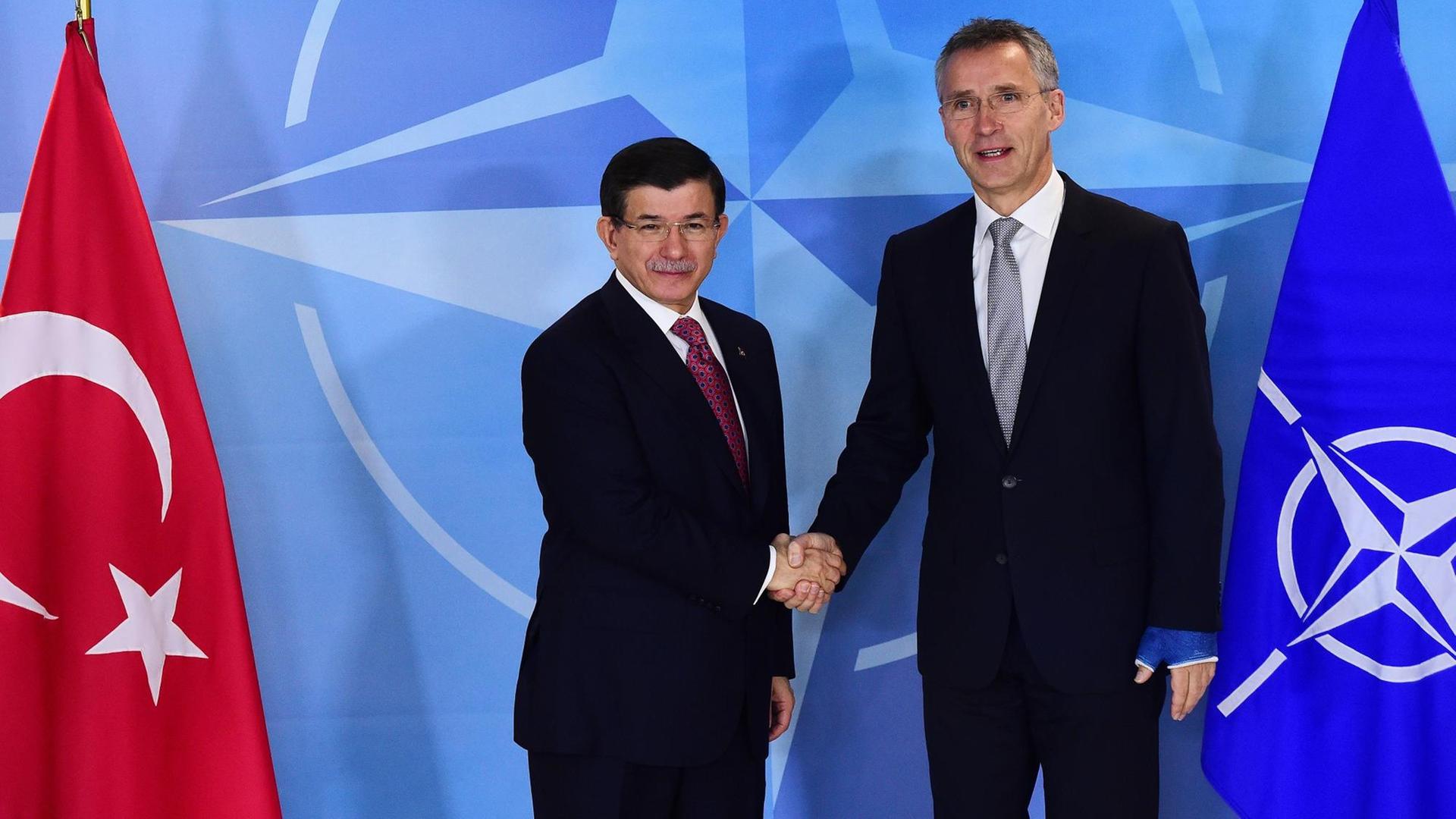 NATO-Generalsekretär Jens Stoltenberg begrüßt den türkischen Premierminister Ahmet Davutoglu in Brüssel. NATO-Generalsekretär Jens Stoltenberg begrüßt den türkischen Premierminister Ahmet Davutoglu in Brüssel.