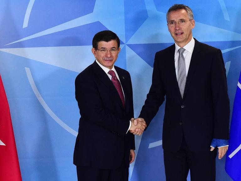 NATO-Generalsekretär Jens Stoltenberg begrüßt den türkischen Premierminister Ahmet Davutoglu in Brüssel.