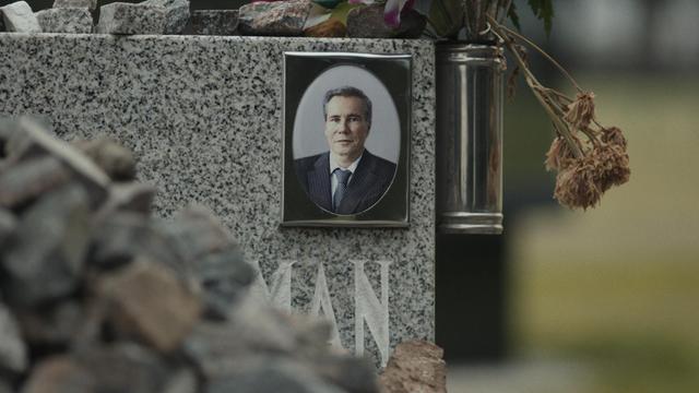 Szene aus "Nisman - Tod eines Staatsanwalts": Ein Foto von Alberto Nisman auf seinem Grabstein