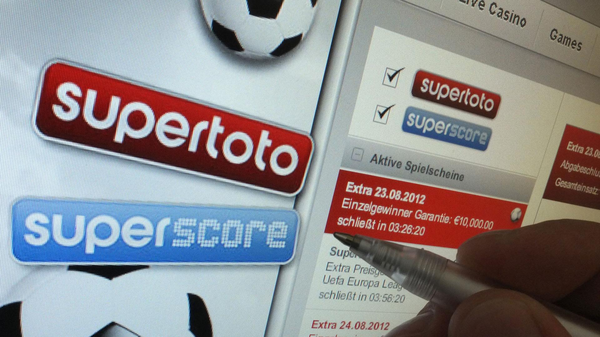 Ein Mann schaut sich eine Internetseite für Online-Wetten an. Ein Mann schaut sich eine Internetseite für Online-Wetten an.