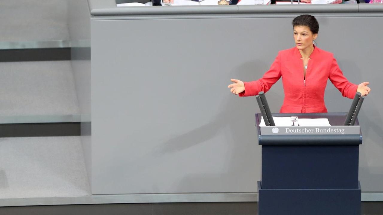 Die Linken-Fraktionsvorsitzende Sahra Wagenknecht griff die Politik von Bundeskanzlerin Angela Merkel (CDU) im Bundestag scharf an. Die Linken-Fraktionsvorsitzende Sahra Wagenknecht griff die Politik von Bundeskanzlerin Angela Merkel (CDU) im Bundestag scharf an.