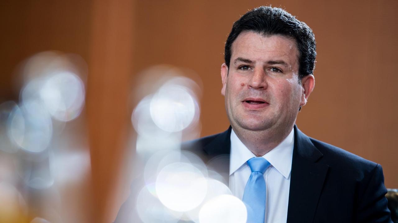 Hubertus Heil (SPD), Bundesminister für Arbeit und Soziales, sitzt zu Beginn einer Kabinettssitzung am 22.05.2019 im Bundeskanzleramt. Hubertus Heil (SPD), Bundesminister für Arbeit und Soziales, sitzt zu Beginn einer Kabinettssitzung am 22.05.2019 im Bundeskanzleramt.