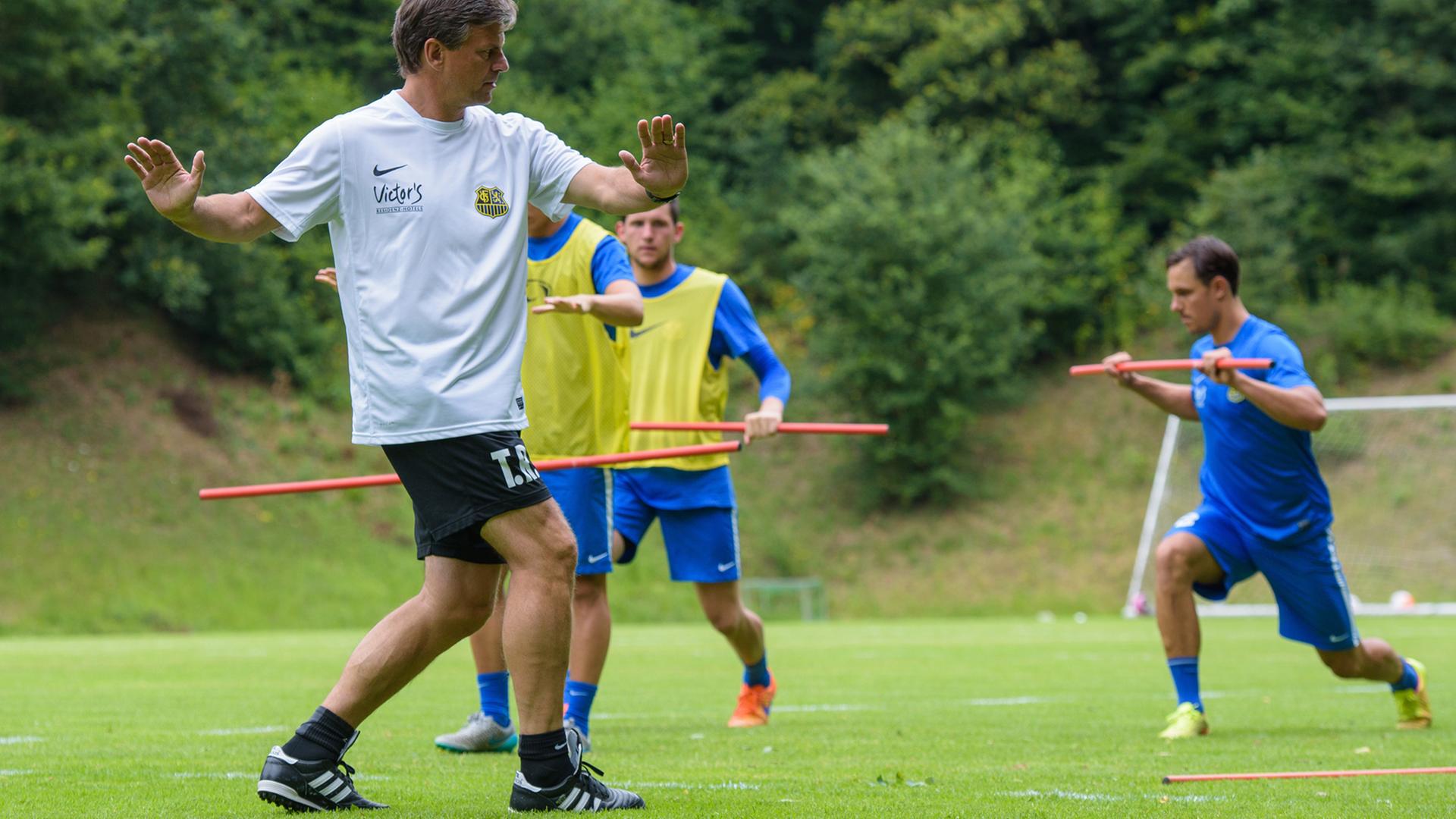 Inzwischen schon nicht mehr im Amt: Falko Götz kündigte am 2. März 2016 als Trainer des 1. FC Saarbrücken. Inzwischen schon nicht mehr im Amt: Falko Götz kündigte am 2. März 2016 als Trainer des 1. FC Saarbrücken.