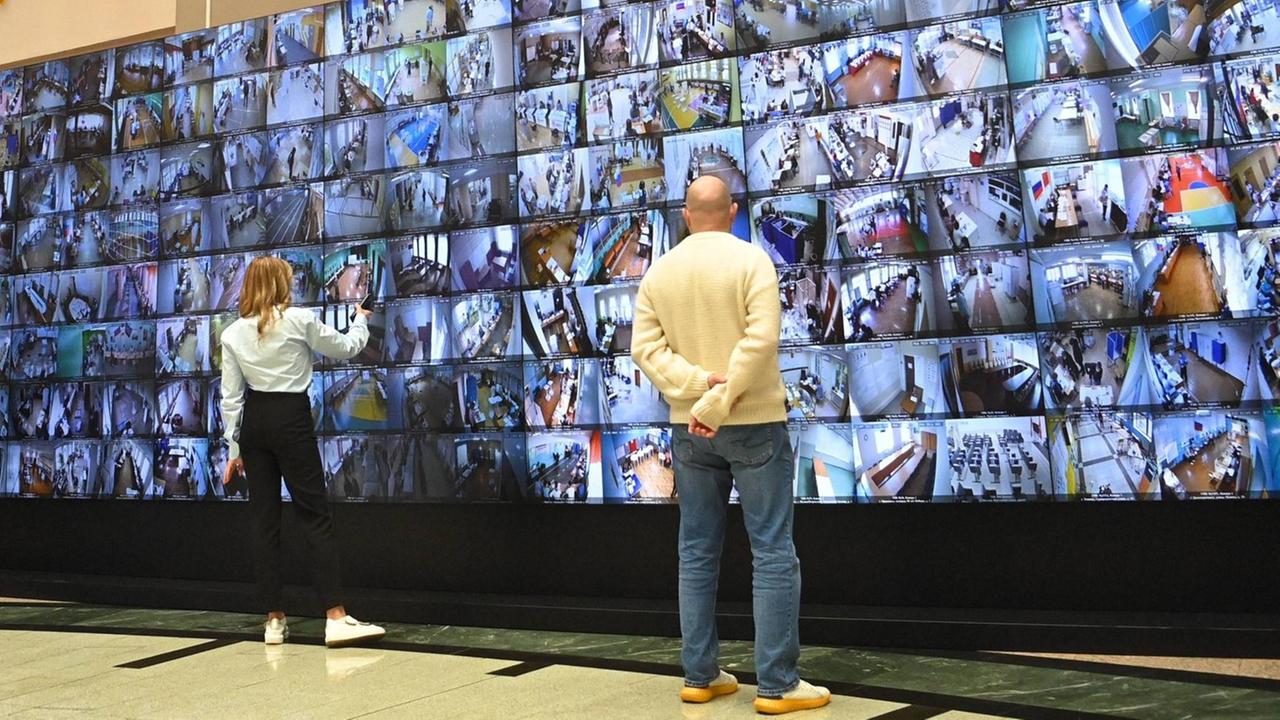 Wahlen in Russland, 19. September 2021: Eine Informationswand zeigt Dutzende Live-Aufnahmen aus Wahllokalen. Wahlen in Russland, 19. September 2021: Eine Informationswand zeigt Dutzende Live-Aufnahmen aus Wahllokalen.