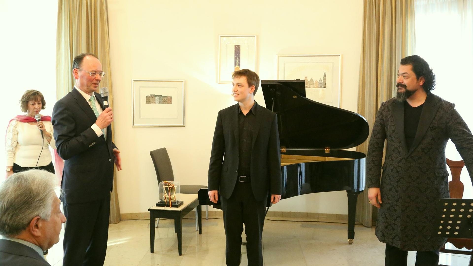 v.l.n.r.: Zinah Zakariya (Mitarbeiterin der Botschaft), Ekkehard Brose (Botschafter), Florian Heinisch (Piano), Karim Wasfi (Violoncello) v.l.n.r.: Zinah Zakariya (Mitarbeiterin der Botschaft), Ekkehard Brose (Botschafter), Florian Heinisch (Piano), Karim Wasfi (Violoncello)