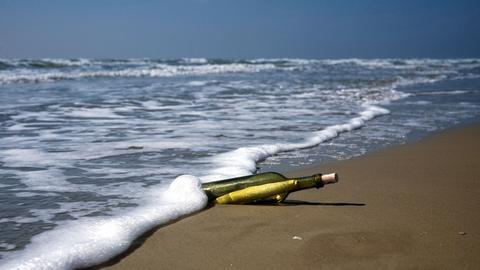 Eine Flaschenpost wird an einen Strand an der Golfküste von Texas gespült. Aufnahme von 2002.