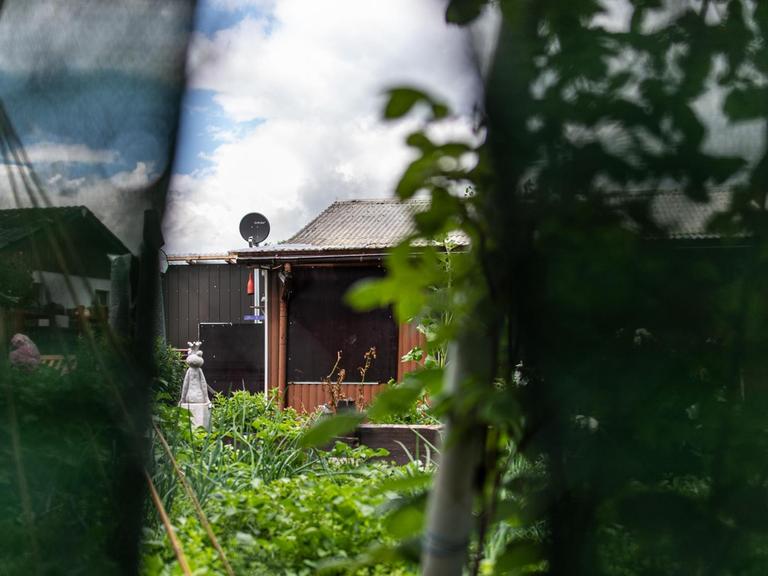 Ein Gartenkoloniehaus ist nach der Verhaftung von 11 Personen in einem pädophilen Fall am 7. Juni 2020 in Münster zu sehen.