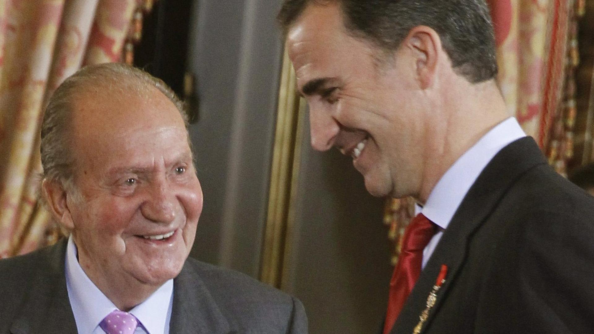 Der bisherige König Juan Carlos mit seinem Sohn Felipe Der bisherige König Juan Carlos mit seinem Sohn Felipe