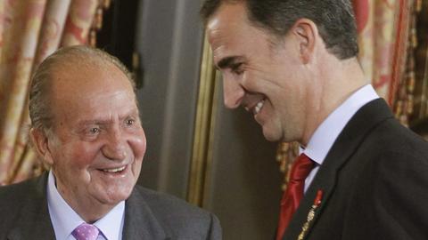 Der bisherige König Juan Carlos mit seinem Sohn Felipe