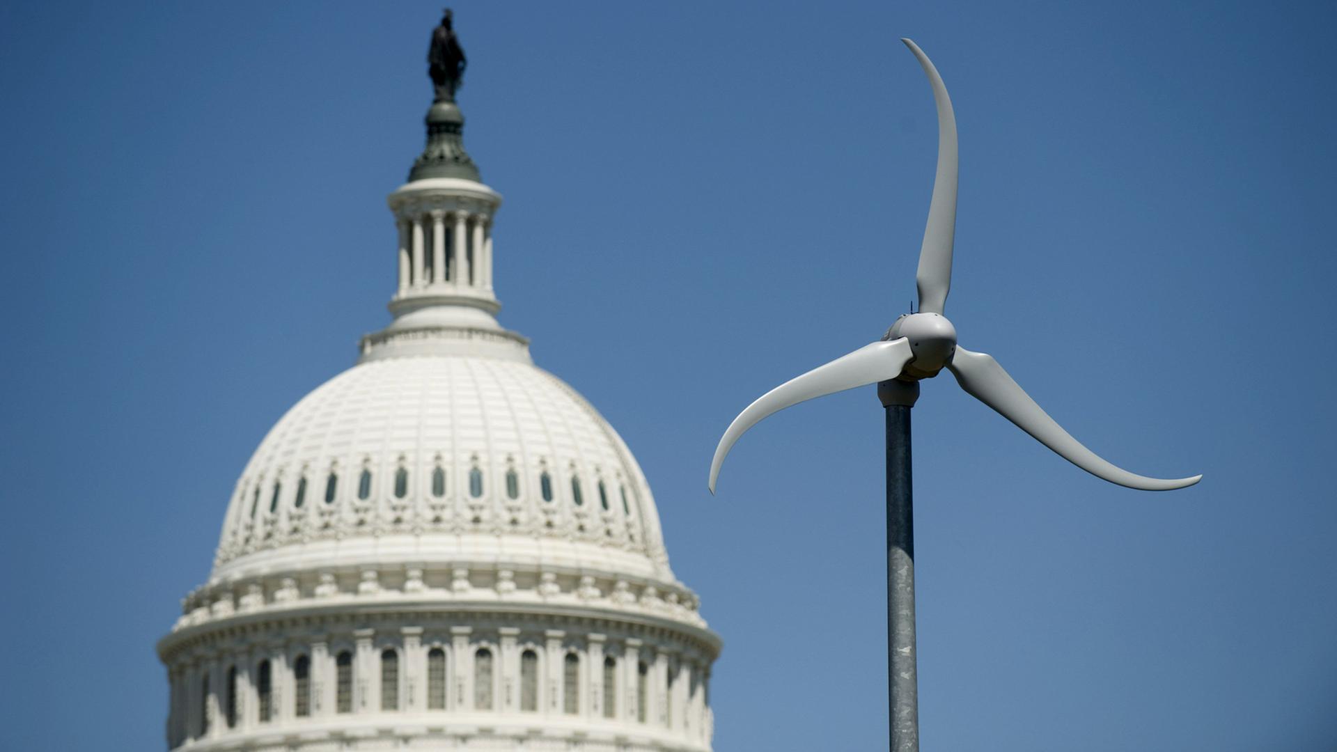 Eine Wind-Turbine im Botanischen Garten in Washington ist vor der Kuppel des US-Kapitol zu sehen. Eine Wind-Turbine im Botanischen Garten in Washington ist vor der Kuppel des US-Kapitol zu sehen.