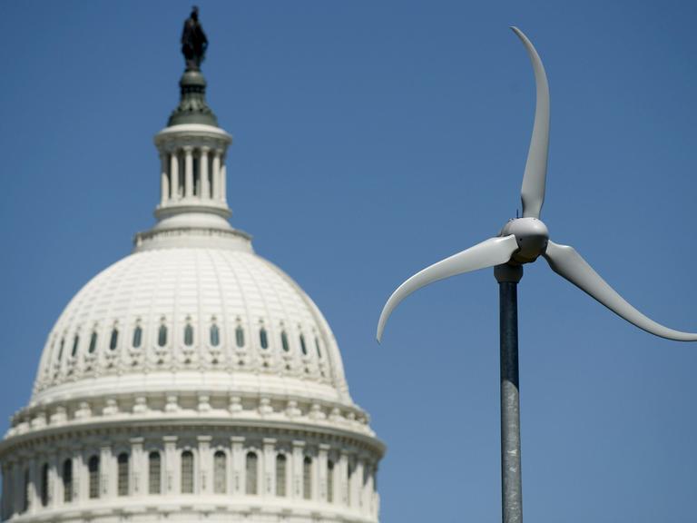 Eine Wind-Turbine im Botanischen Garten in Washington ist vor der Kuppel des US-Kapitol zu sehen.