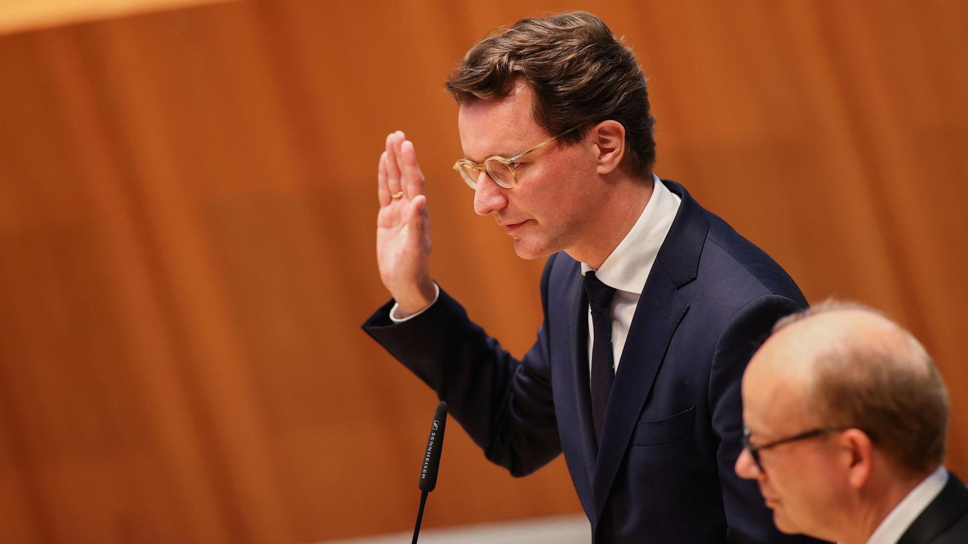 Hendrik Wüst legt gerade seinen Amts-Eid ab. Hendrik Wüst legt gerade seinen Amts-Eid ab.