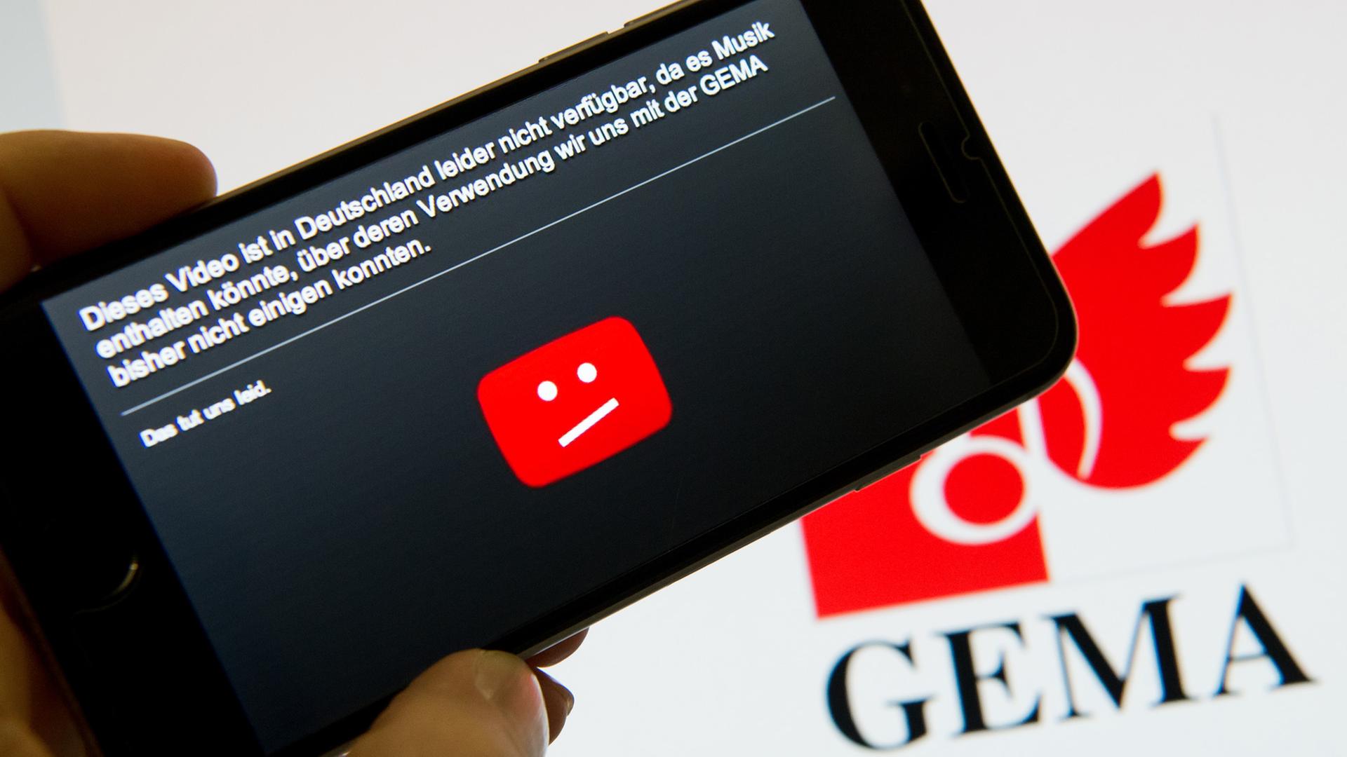 Auf einem Smartphone ist der Hinweis des Video-Portals YouTube zu sehen, nach dem ein Video in Deutschland nicht gezeigt werden darf. Auf einem Smartphone ist der Hinweis des Video-Portals YouTube zu sehen, nach dem ein Video in Deutschland nicht gezeigt werden darf.