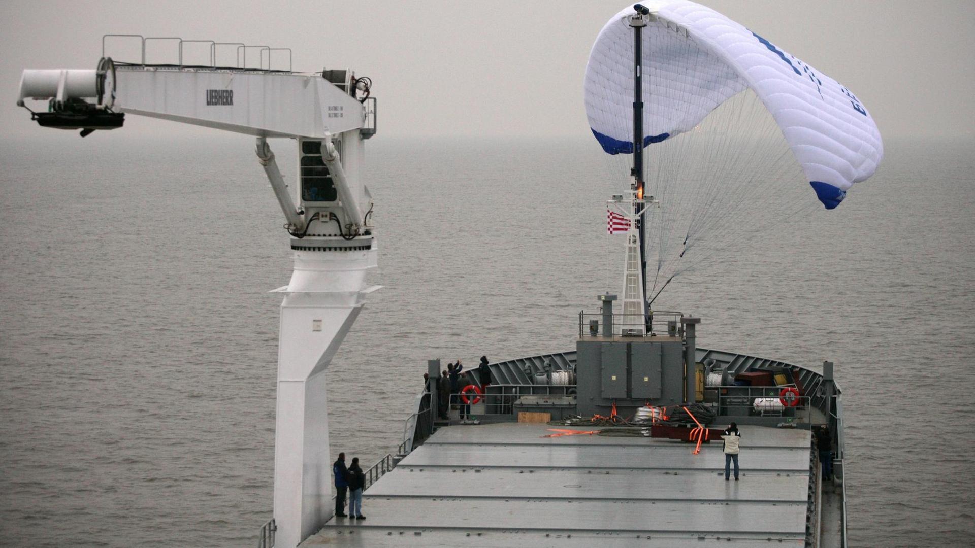 Das neue 132 Meter lange Frachtschiff "Beluga Skysails" fährt im Dämmerlicht des Donnerstag (17.01.2008) zum ersten Mal mit einem Zugdrachen von Bremerhaven in die Nordsee.