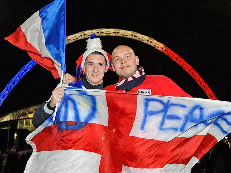 Ein französischer und ein englischer Fußballfan vor dem Wembley-Stadion vor dem Anpfiff zum Freunschaftsspiel England-Frankreich.