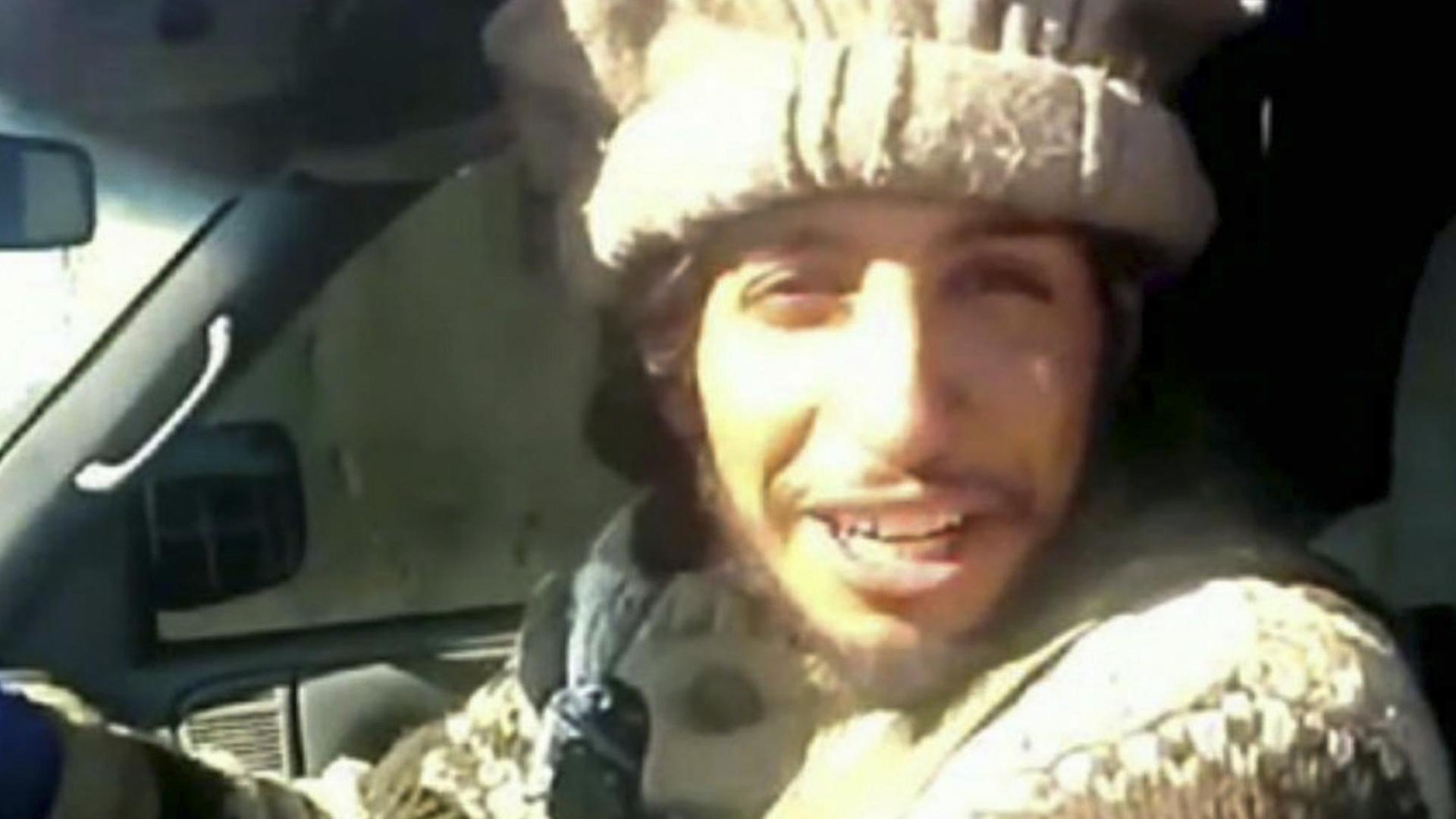 Abdelhamid Abaaoud lacht aus einem Auto heraus Abdelhamid Abaaoud lacht aus einem Auto heraus