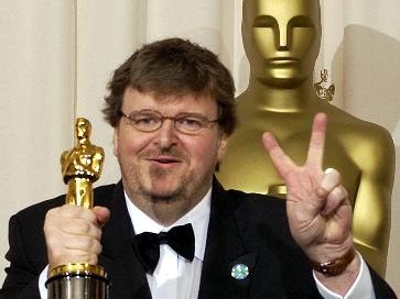 Michael Moore, amerikanischer Filmemacher, mit seinem "Oscar", 23.3.2003 Michael Moore, amerikanischer Filmemacher, mit seinem "Oscar", 23.3.2003