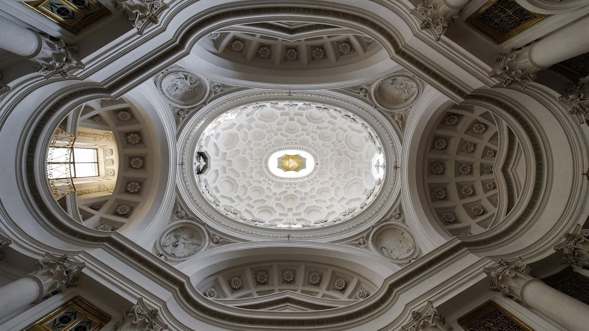 Blick in eine oval gestaltete Kuppel einer barocken Kirche. Blick in eine oval gestaltete Kuppel einer barocken Kirche.