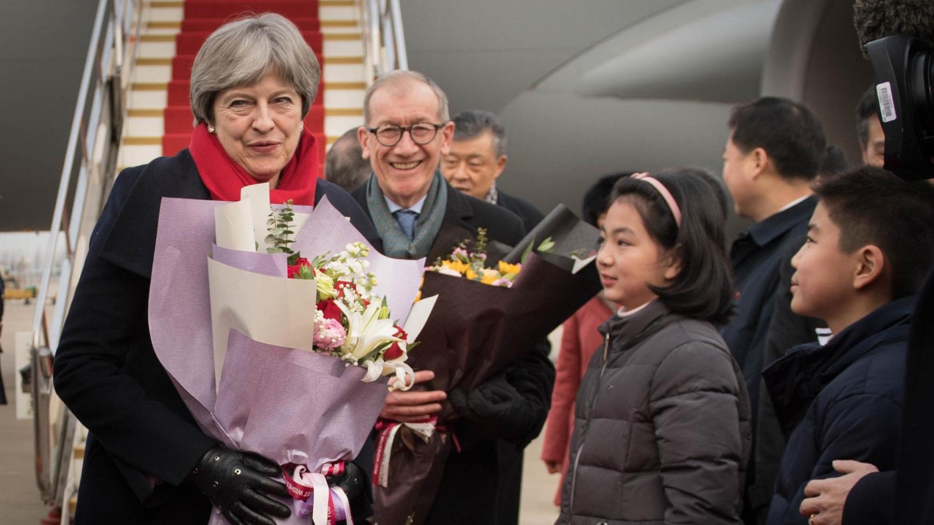 Die britische Premierministerin Theresa May und ihr Mann Philip kommen am Wuhan Tianhe internationalen Flughafen an. Die britische Premierministerin Theresa May und ihr Mann Philip kommen am Wuhan Tianhe internationalen Flughafen an.