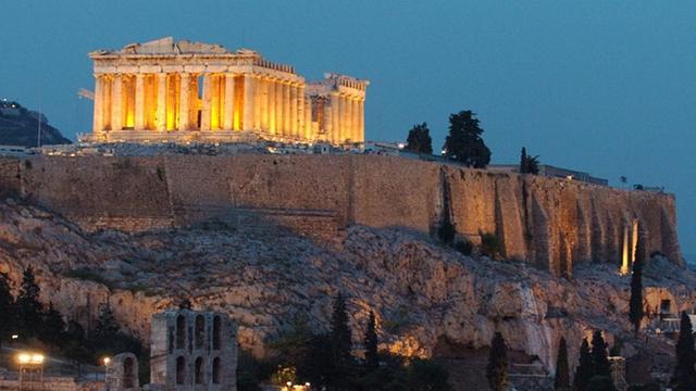 Die beleuchtete Akropolis über der Altstadt von Athen