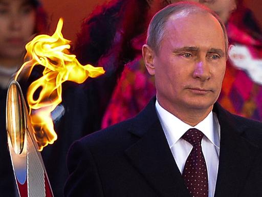 Russlands Präsident Wladimir Putin mit der Olympischen Fackel
