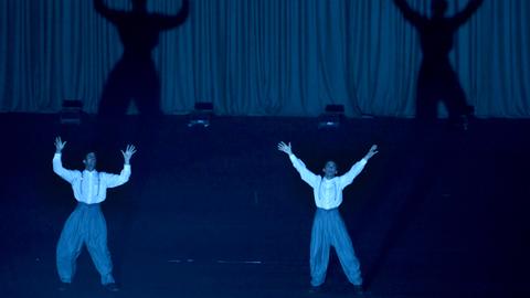 Die beiden Tänzer Gauthier Dedieu und Niklas Taffner tanzen am 13.08.2014 in Duisburg (Nordrhein-Westfalen) in der Kraftzentrale des Landschaftsparks während der Generalprobe des Stückes "De Materie".
