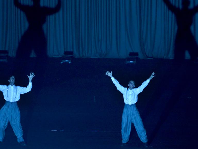 Die beiden Tänzer Gauthier Dedieu und Niklas Taffner tanzen am 13.08.2014 in Duisburg (Nordrhein-Westfalen) in der Kraftzentrale des Landschaftsparks während der Generalprobe des Stückes "De Materie".