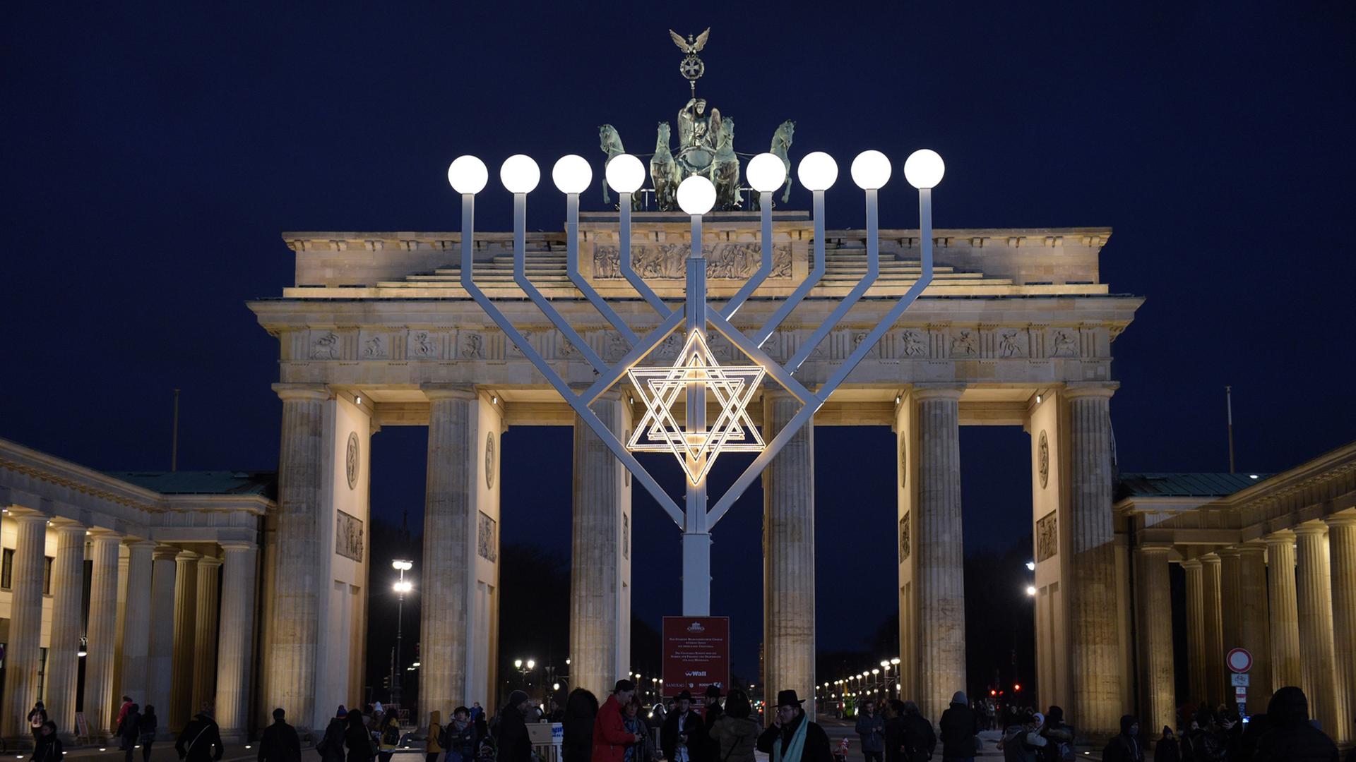 Ein Chanukka-Leuchter auf dem Pariser Platz am Brandenburger Tor in Berlin, Dezember 2014 Ein Chanukka-Leuchter auf dem Pariser Platz am Brandenburger Tor in Berlin, Dezember 2014