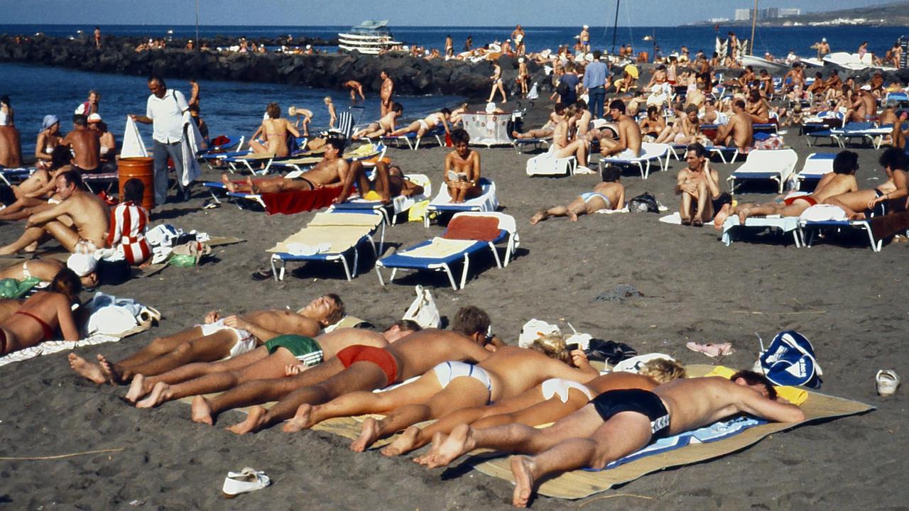 Ein vollgepackter Strand mit Urlaubern Ein vollgepackter Strand mit Urlaubern