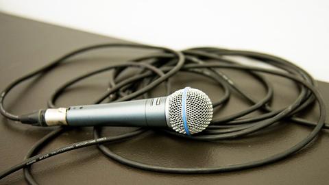 Ein Mikrofon liegt am 28.10.2013 auf einem Podest in einer Ausstellung in München (Bayern). Foto: Inga Kjer/dpa