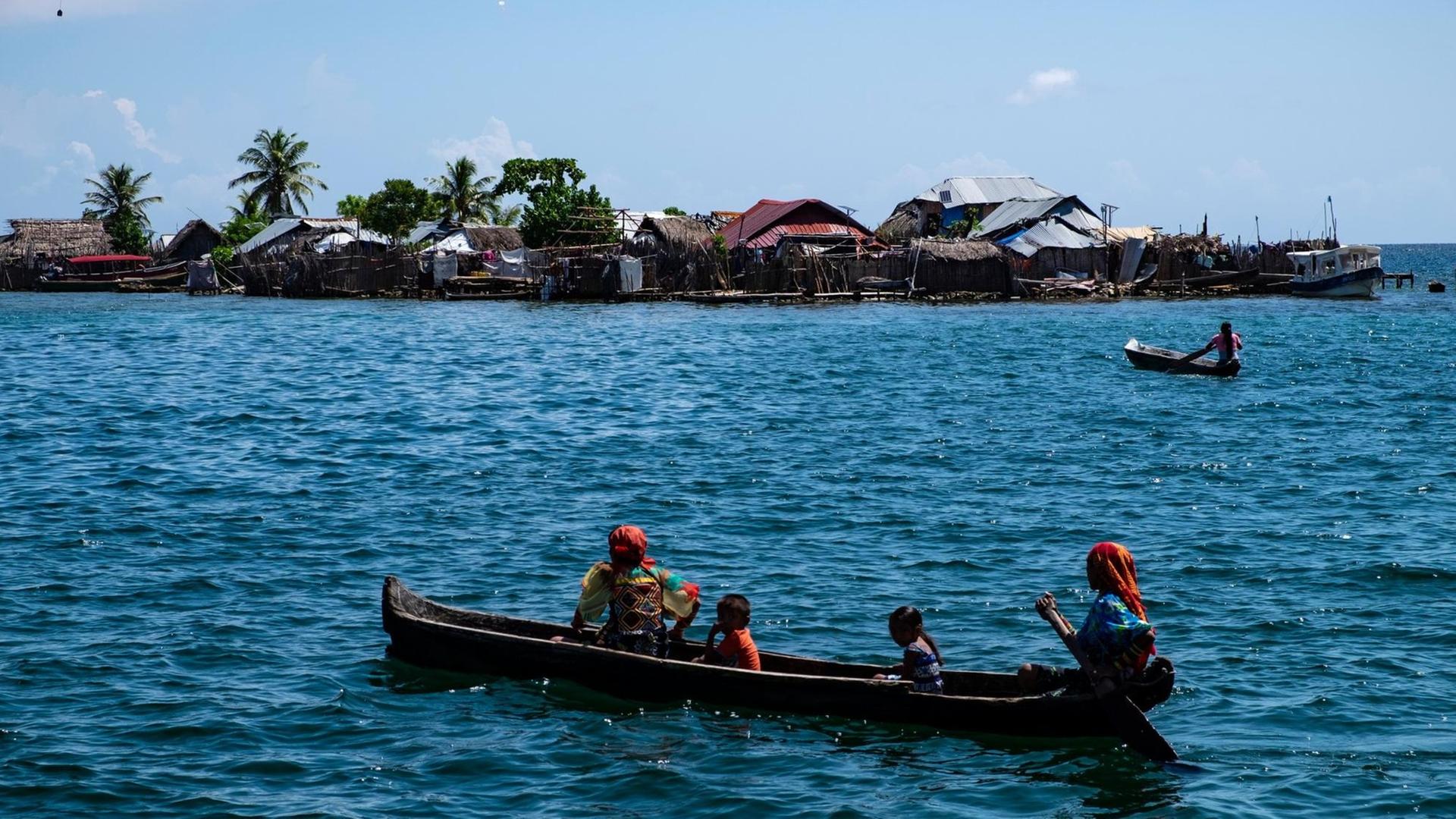 Anfahrt zur Insel Gardi Sugdub in der Comarca Guna Yala. Auf den kleinen, dem Festland vorgelagerten Koralleninseln im pazifischen Meer, leben noch etwa 30 000 Kuna. Wegen des steigenden Meeresspiegels und der Enge werden einige bald die Inseln verlassen. Anfahrt zur Insel Gardi Sugdub in der Comarca Guna Yala. Auf den kleinen, dem Festland vorgelagerten Koralleninseln im pazifischen Meer, leben noch etwa 30 000 Kuna. Wegen des steigenden Meeresspiegels und der Enge werden einige bald die Inseln verlassen.