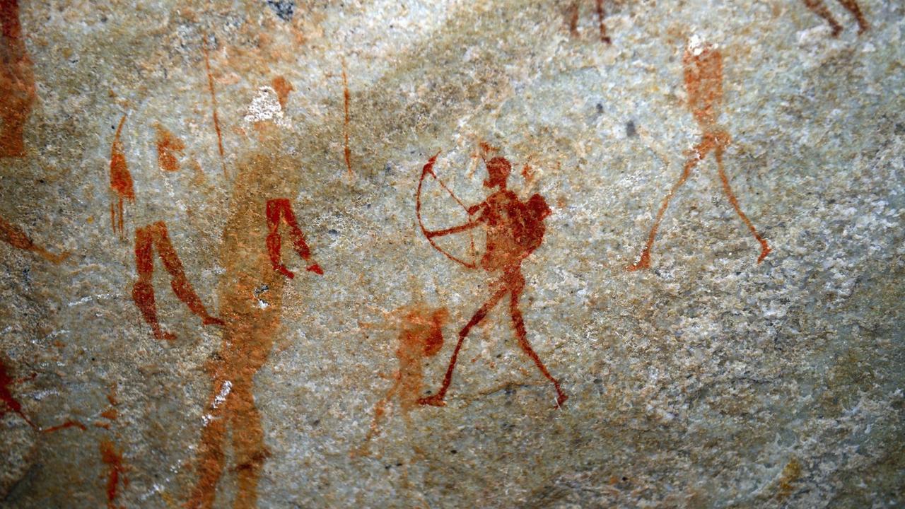 Alte Felszeichnungen der San, Ureinwohner Südafrikas, auf dem Sevilla Rock Art Trail in Cederberge nahe Clanwilliam, die eine Figur mit Pfeil und Bogen zeigt