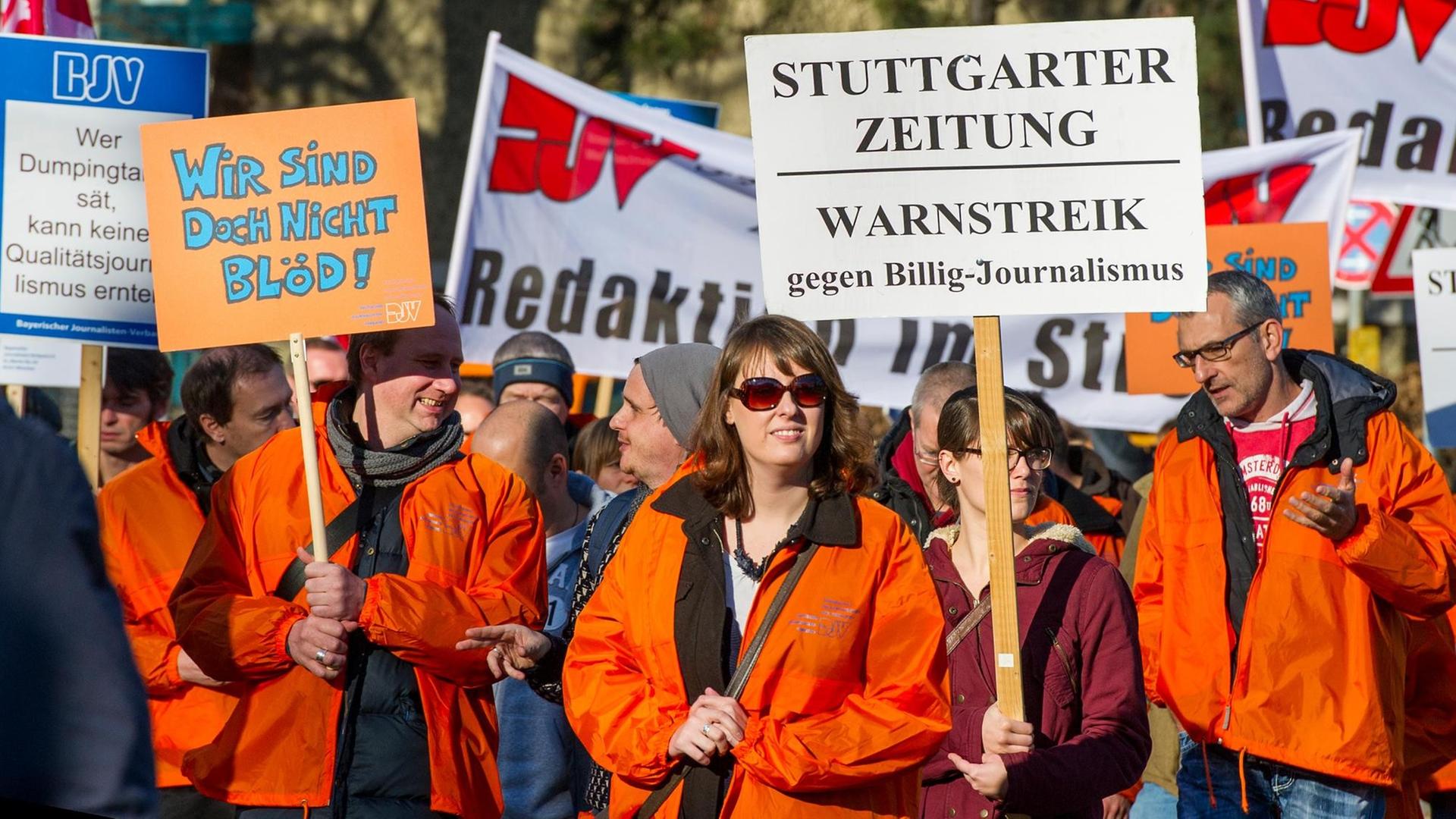 Journalisten in München demonstrieren mit Plakaten gegen Sparmaßnahmen. Journalisten in München demonstrieren mit Plakaten gegen Sparmaßnahmen.