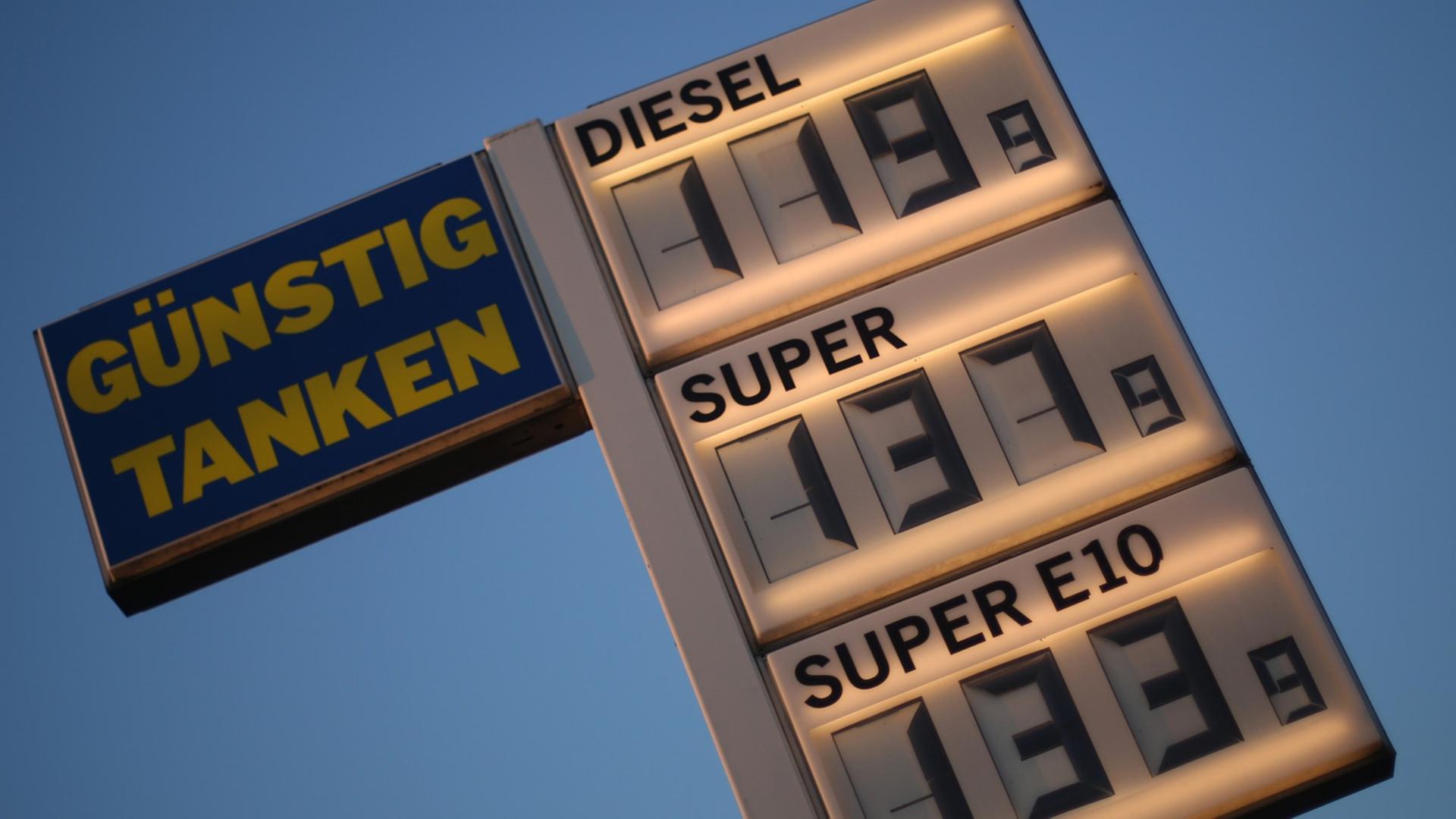 Eine Tafel mit Treibstoffpreisen steht am 22.11.2014 in Dortmund (Nordrhein-Westfalen) an einer Tankstelle. Eine Tafel mit Treibstoffpreisen steht am 22.11.2014 in Dortmund (Nordrhein-Westfalen) an einer Tankstelle.