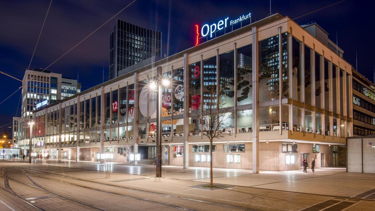 Frankfurts Städtische Bühnen (Oper und Schauspiel) im Abendlicht. Frankfurts Städtische Bühnen (Oper und Schauspiel) im Abendlicht.