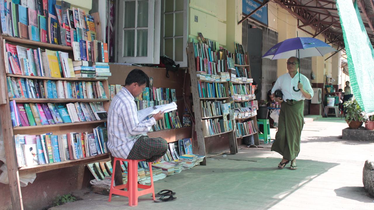 Buchhändler in der Pansodan-Street in Yangon, Myanmar