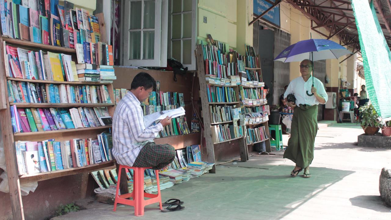 Buchhändler in der Pansodan-Street in Yangon, Myanmar Buchhändler in der Pansodan-Street in Yangon, Myanmar