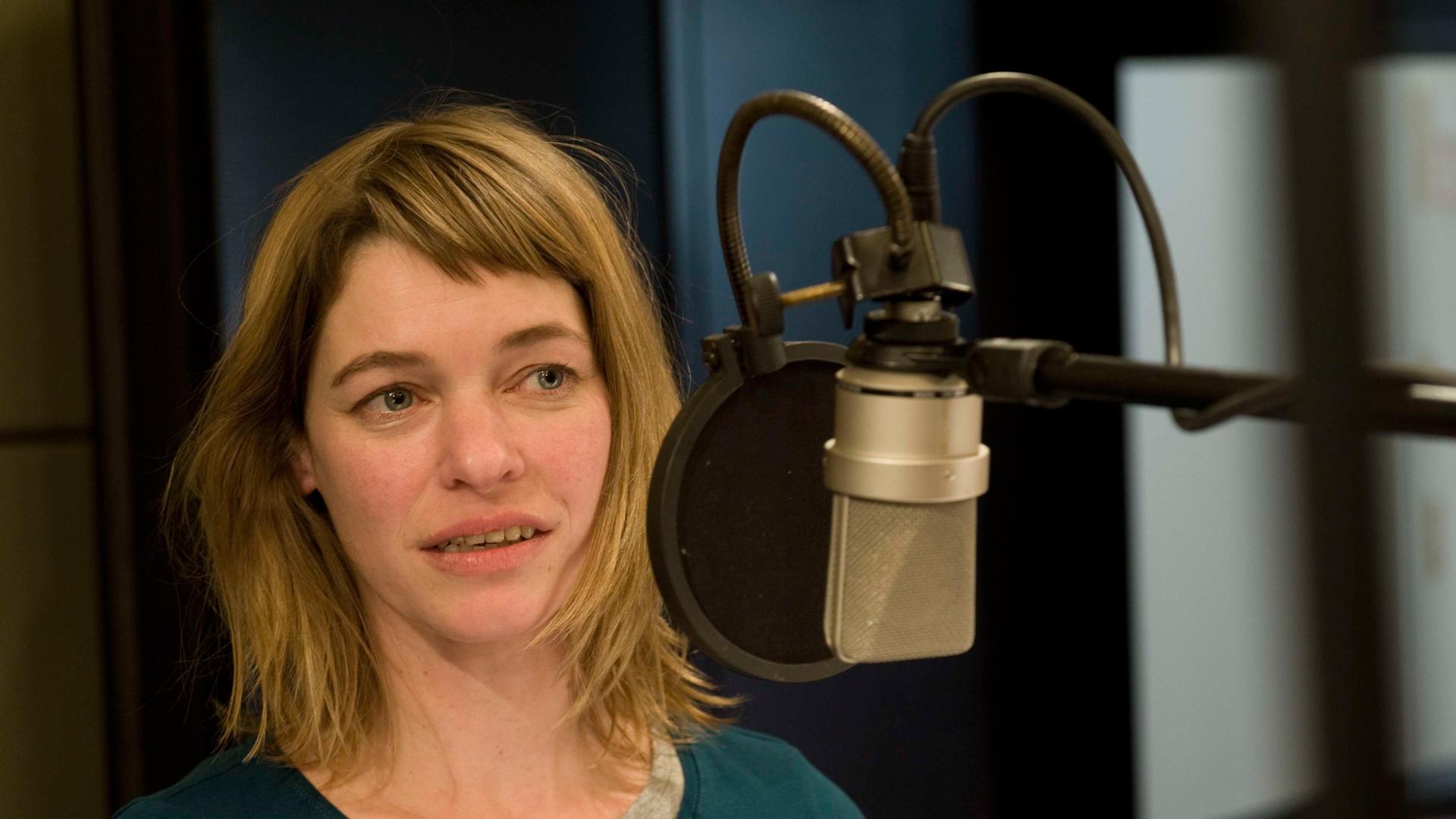 Die Schauspielerin Bettina Kurth im Studio am Mikrofon. Die Schauspielerin Bettina Kurth im Studio am Mikrofon.