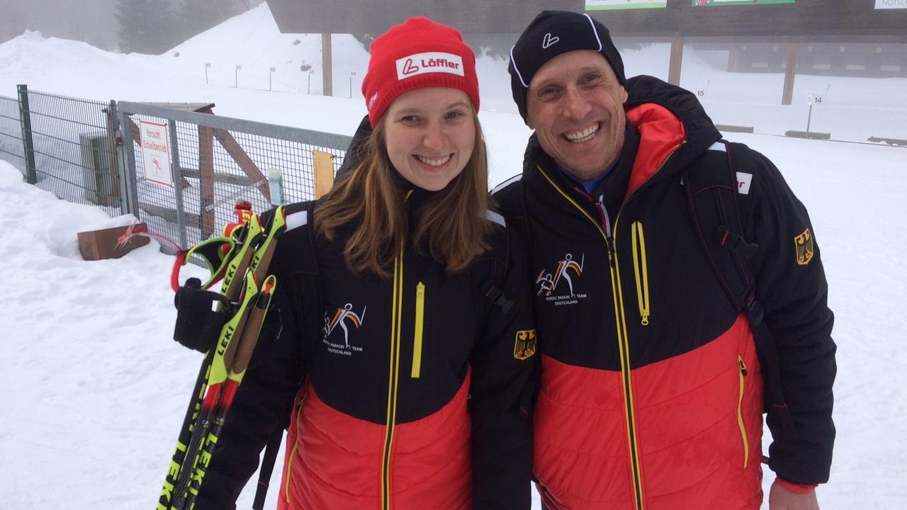 Das Foto zeigt die blinde Parabiathletin Clara Klug und ihren Begleitläufer Martin Härtl Das Foto zeigt die blinde Parabiathletin Clara Klug und ihren Begleitläufer Martin Härtl