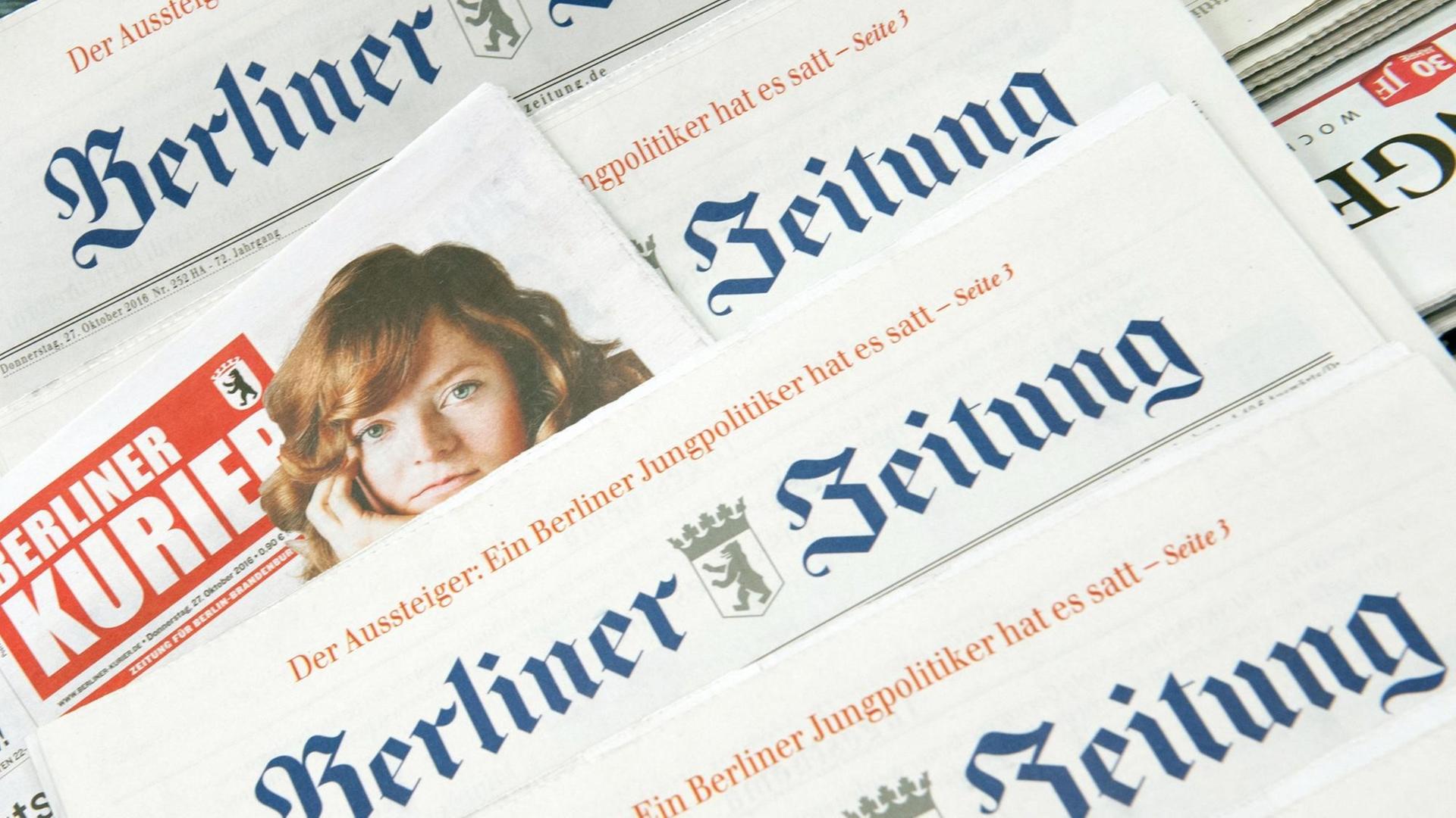 Ausgaben der Berliner Zeitung und des Berliner Kurier liegen auf einem Tisch