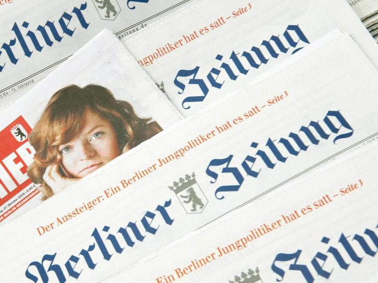 Ausgaben der Berliner Zeitung und des Berliner Kurier liegen auf einem Tisch
