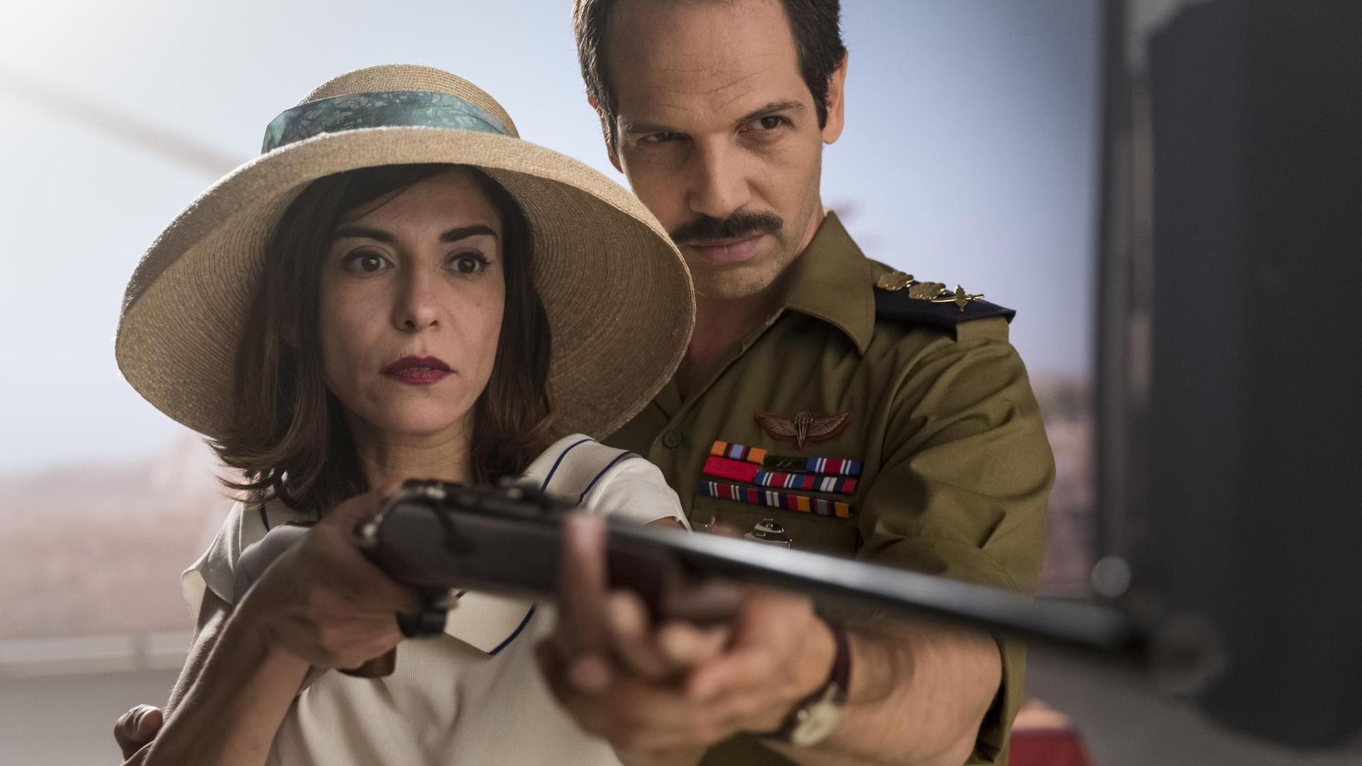 Eine Szene aus Sameh Zoabis Komödie "Tel Aviv On Fire": Auf dem Bild sind die Schauspieler Lubna Azabal und Yousef Joe Sweid zu sehen Eine Szene aus Sameh Zoabis Komödie "Tel Aviv On Fire": Auf dem Bild sind die Schauspieler Lubna Azabal und Yousef Joe Sweid zu sehen