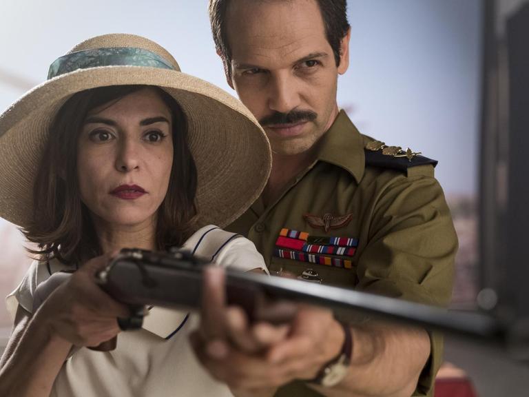 Eine Szene aus Sameh Zoabis Komödie "Tel Aviv On Fire": Auf dem Bild sind die Schauspieler Lubna Azabal und Yousef Joe Sweid zu sehen