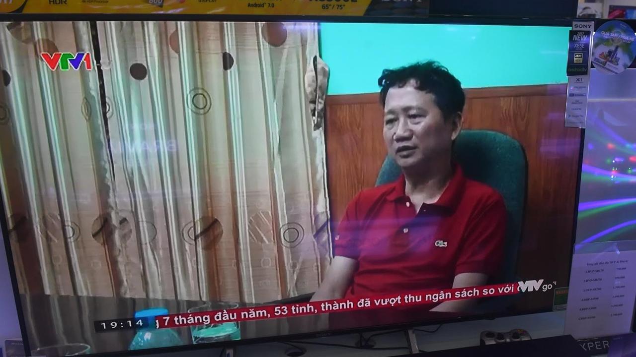 Ein Fernseher zeigt den Angeklagten in einer Sendung des vietnamesischen Staatsfernsehens. Ein Fernseher zeigt den Angeklagten in einer Sendung des vietnamesischen Staatsfernsehens.