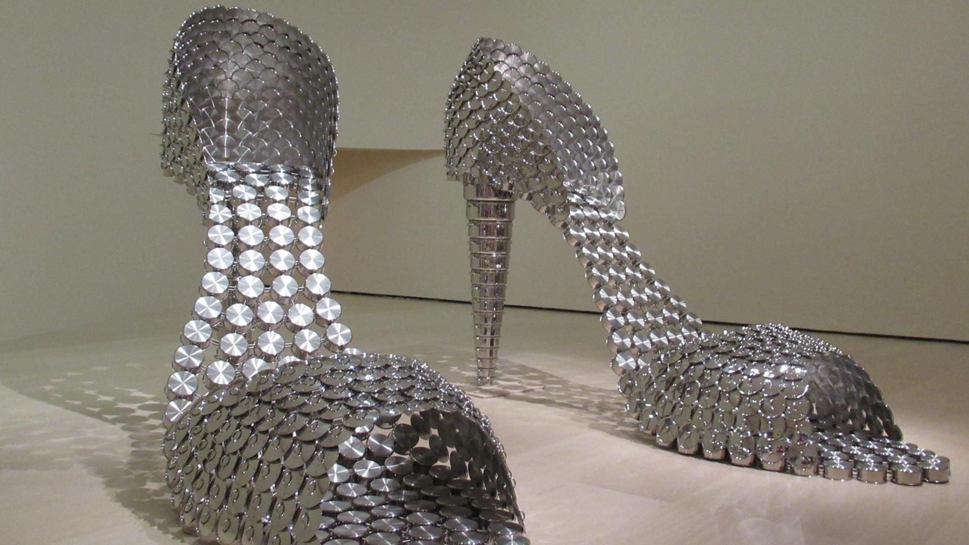 Überdimensionale, siberne High Heels - das Kunstwerk "Marilyn" der portugiesischen Konzeptkünstlerin Joana Vasconcelos, war Teil der Ausstellung "I'll Be Your Mirror" im Guggenheim-Museum 2018. Überdimensionale, siberne High Heels - das Kunstwerk "Marilyn" der portugiesischen Konzeptkünstlerin Joana Vasconcelos, war Teil der Ausstellung "I'll Be Your Mirror" im Guggenheim-Museum 2018.