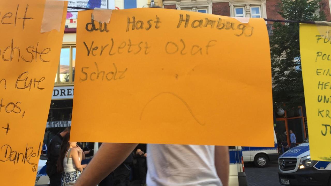 Transparent von Kindern mit Aufschrift "du Hast Hamburg Verletst Olaf Scholz :-(" Transparent von Kindern mit Aufschrift "du Hast Hamburg Verletst Olaf Scholz :-("