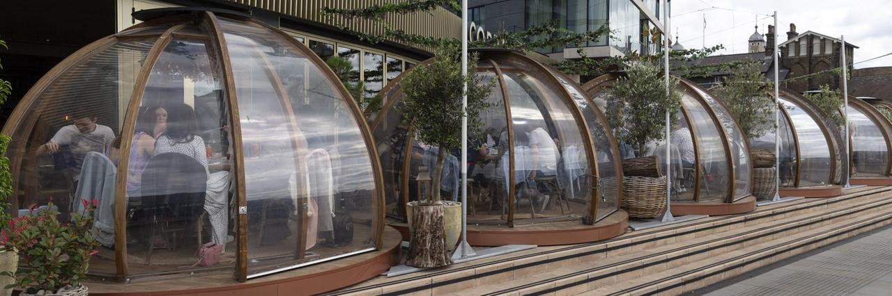 Auf der Terrasse des Restaurants stehen in einer Reihe mehrere gläserne Rundbauten, in denen jeweils ein Tisch Platz findet. Auf der Terrasse des Restaurants stehen in einer Reihe mehrere gläserne Rundbauten, in denen jeweils ein Tisch Platz findet.