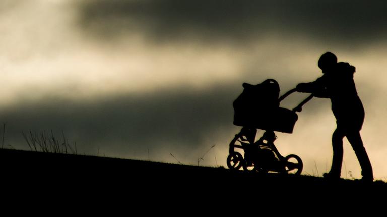 Eine Frau schiebt am 23.01.2015 einen Kinderwagen den Kronsberg in Hannover hinauf. Eine Frau schiebt am 23.01.2015 einen Kinderwagen den Kronsberg in Hannover hinauf.