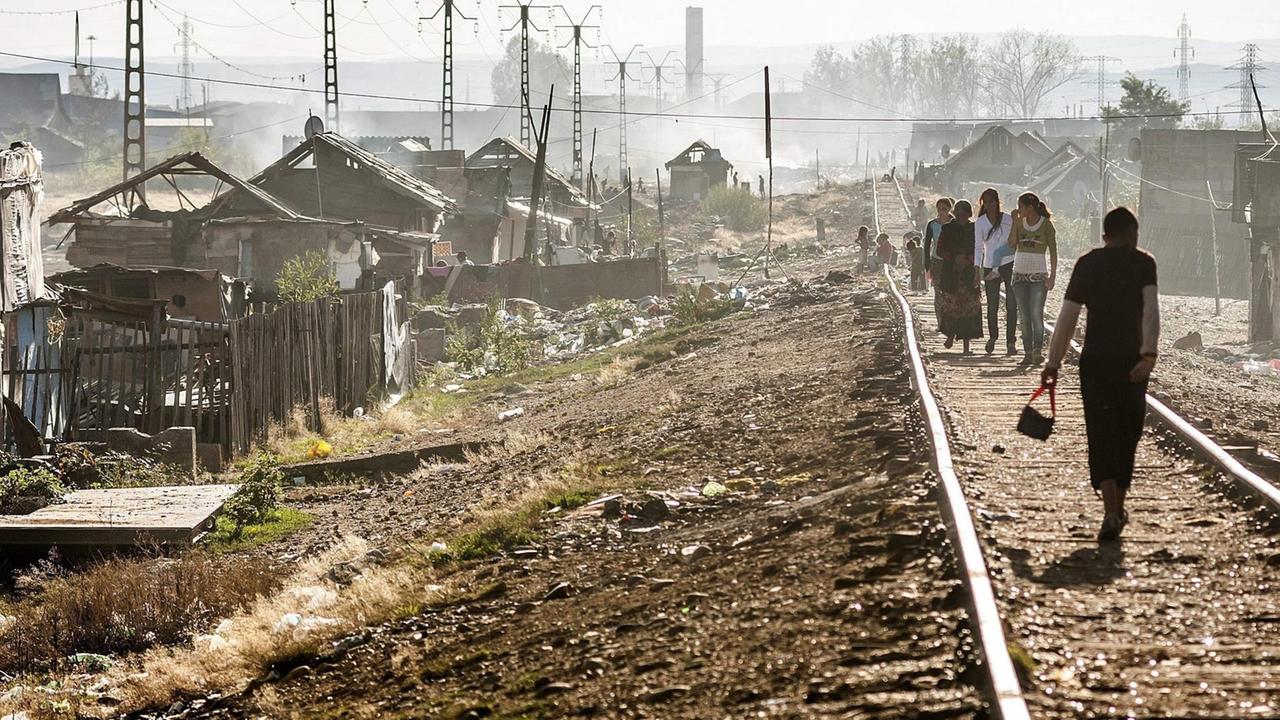 Ein Slum in Baia Mare im Nordwesten Rumäniens. Roma laufen zwischen den Gleisen einer Eisenbahn.